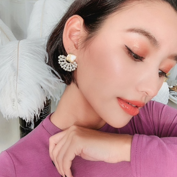 Imitation Pearl Elegant Sanded Gold Earrings - Picture 5 of 8